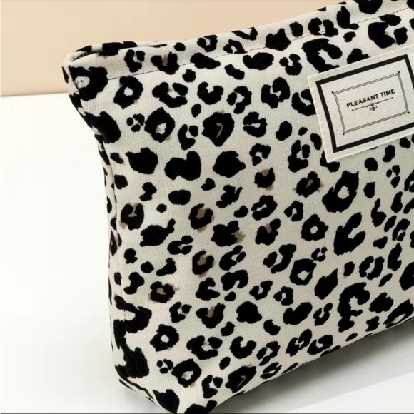 SNOW LEOPARD Print Large Makeup Bag (Brand New!) 🐾✨ - Picture 3 of 9
